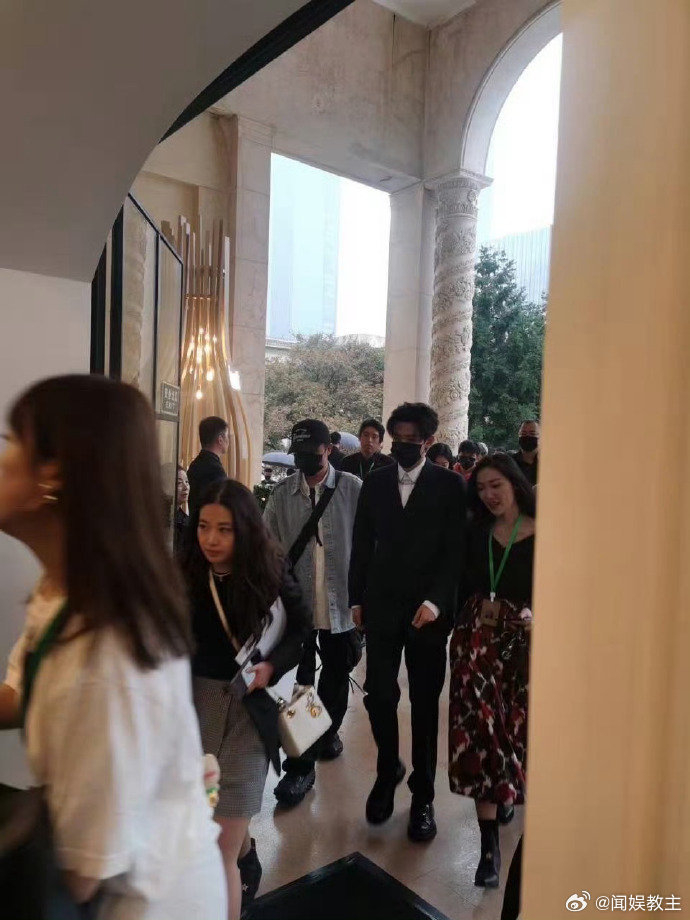 新闻述评：深度观察时代的脉搏